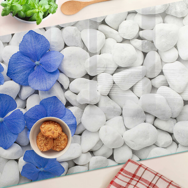 Snijplanken van glas Blauwe bloemen op witte stenen