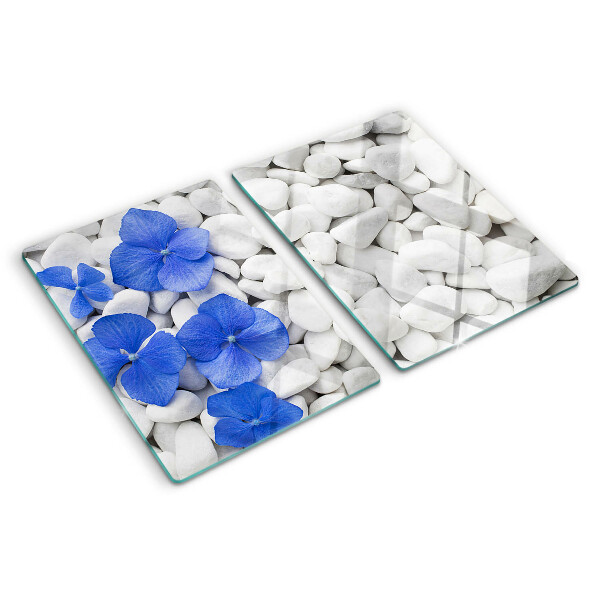 Snijplanken van glas Blauwe bloemen op witte stenen
