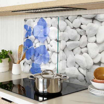 Snijplanken van glas Blauwe bloemen op witte stenen