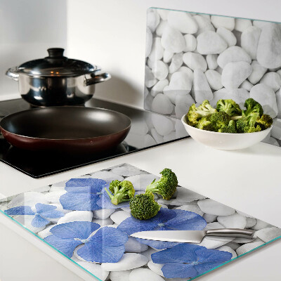 Snijplanken van glas Blauwe bloemen op witte stenen