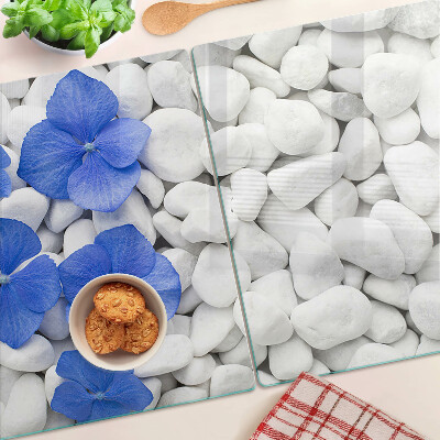 Snijplanken van glas Blauwe bloemen op witte stenen