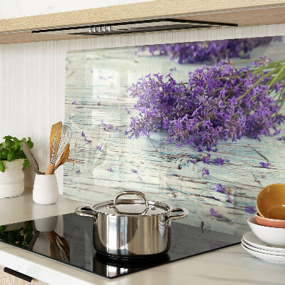 Snijplanken van glas Lavendel op een houten achtergrond