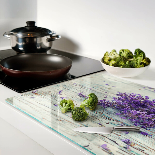 Snijplanken van glas Lavendel op een houten achtergrond