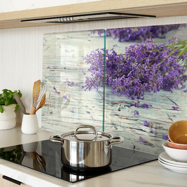 Snijplanken van glas Lavendel op een houten achtergrond