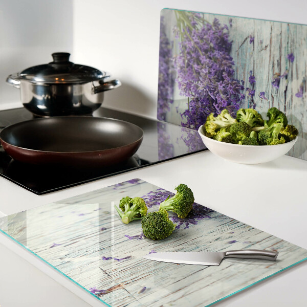 Snijplanken van glas Lavendel op een houten achtergrond