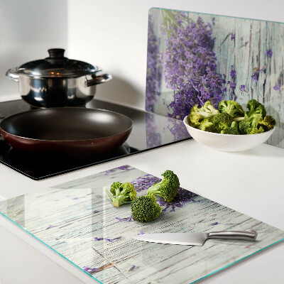 Snijplanken van glas Lavendel op een houten achtergrond