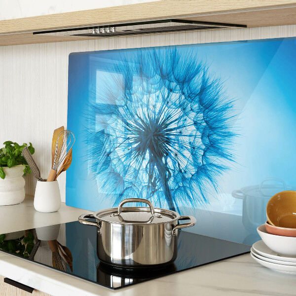 Snijplanken van glas Paardenbloem op een blauwe achtergrond