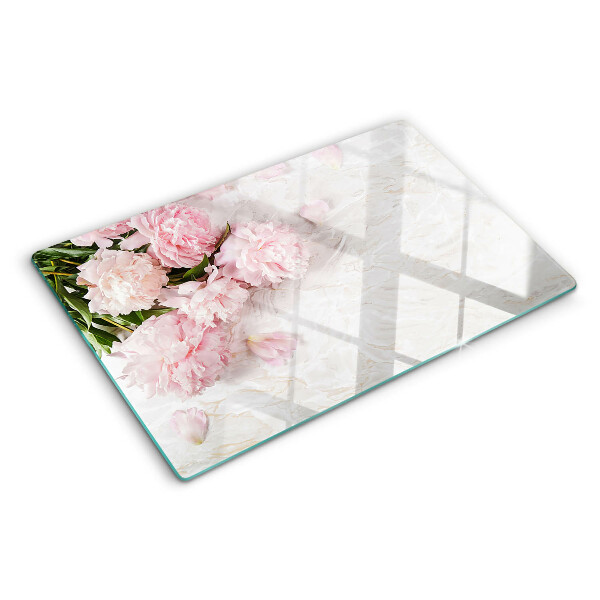 Snijplanken van glas Pioenrozen op een marmeren achtergrond