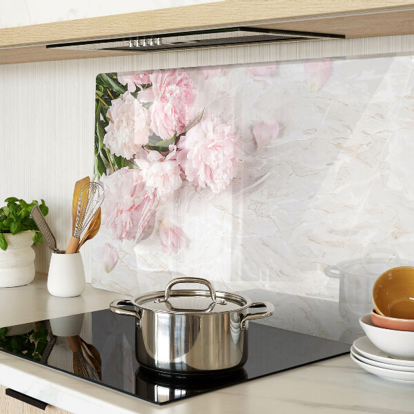 Snijplanken van glas Pioenrozen op een marmeren achtergrond