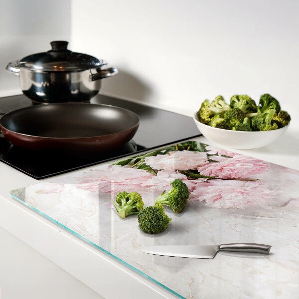 Snijplanken van glas Pioenrozen op een marmeren achtergrond