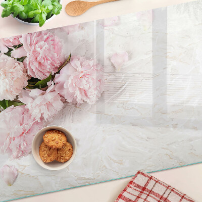 Snijplanken van glas Pioenrozen op een marmeren achtergrond