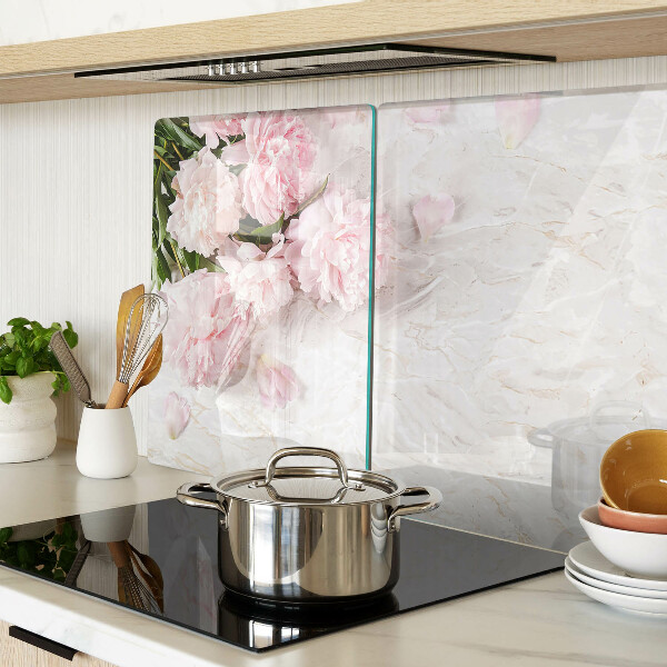 Snijplanken van glas Pioenrozen op een marmeren achtergrond