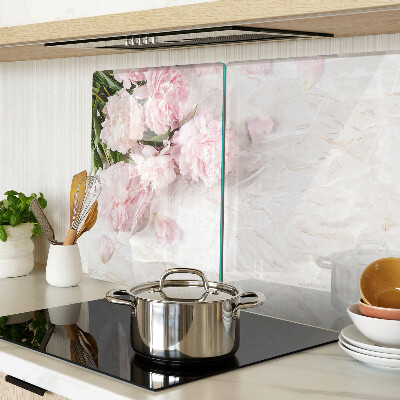 Snijplanken van glas Pioenrozen op een marmeren achtergrond