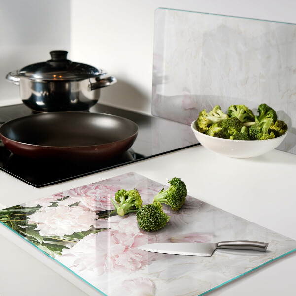 Snijplanken van glas Pioenrozen op een marmeren achtergrond