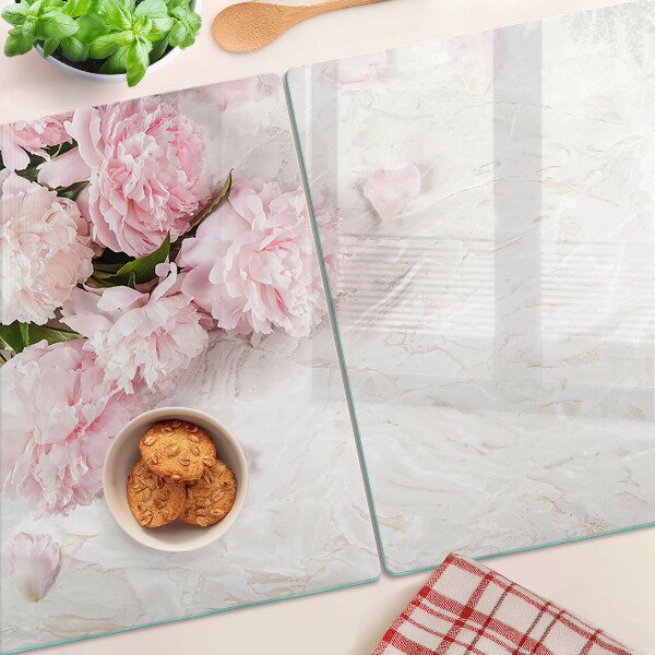 Snijplanken van glas Pioenrozen op een marmeren achtergrond