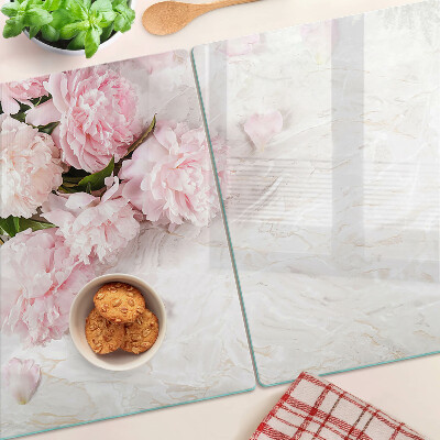 Snijplanken van glas Pioenrozen op een marmeren achtergrond