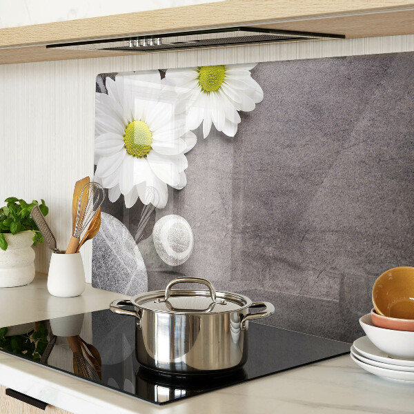 Glazen snijplanken Bloemen en stenen op de achtergrond