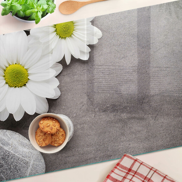 Glazen snijplanken Bloemen en stenen op de achtergrond