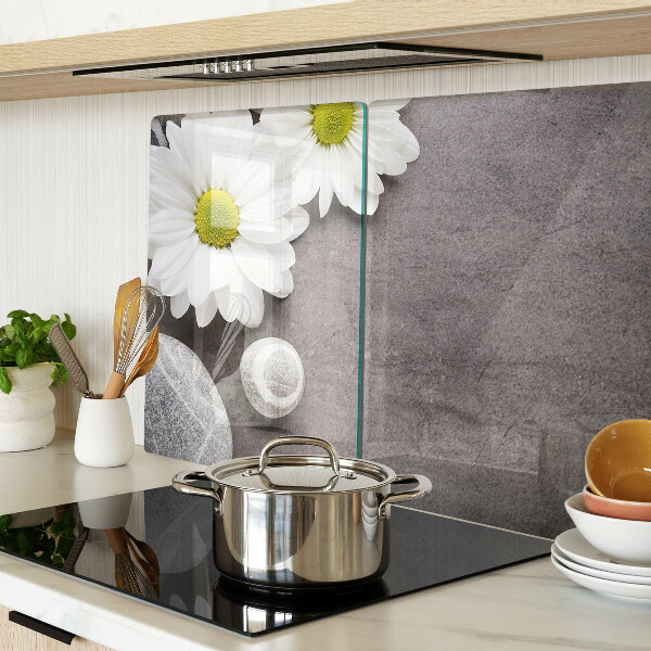 Glazen snijplanken Bloemen en stenen op de achtergrond