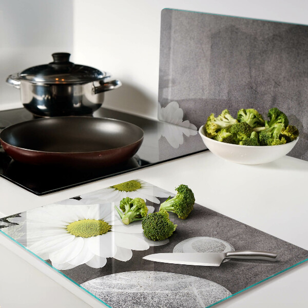 Glazen snijplanken Bloemen en stenen op de achtergrond