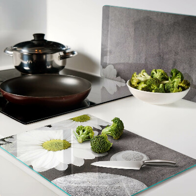 Glazen snijplanken Bloemen en stenen op de achtergrond