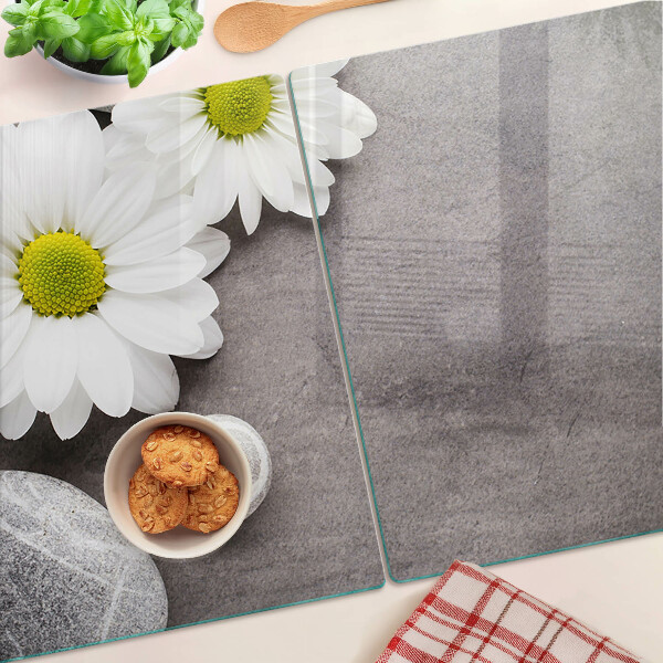 Glazen snijplanken Bloemen en stenen op de achtergrond