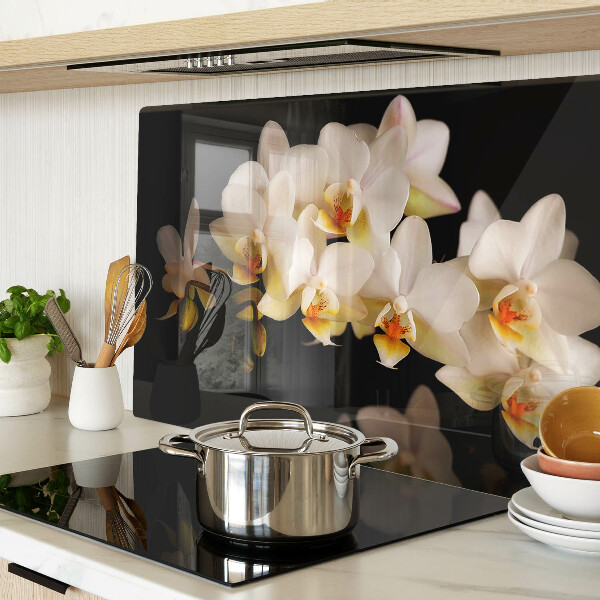 Snijplanken van glas Orchideeën op een zwarte achtergrond