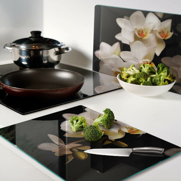 Snijplanken van glas Orchideeën op een zwarte achtergrond