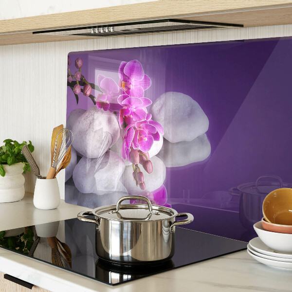 Snijplanken glas Orchideeën op een achtergrond van stenen.