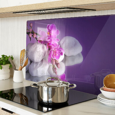 Snijplanken glas Orchideeën op een achtergrond van stenen.