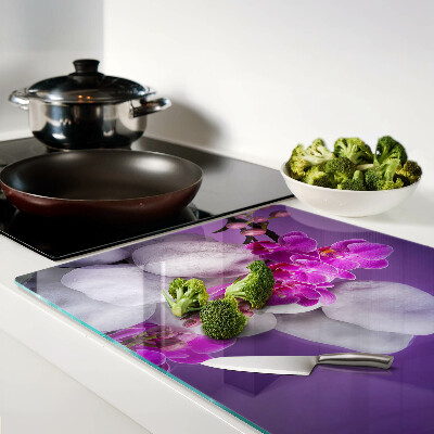 Snijplanken glas Orchideeën op een achtergrond van stenen.