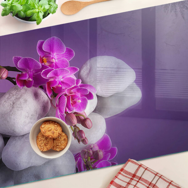 Snijplanken glas Orchideeën op een achtergrond van stenen.