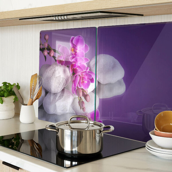 Snijplanken glas Orchideeën op een achtergrond van stenen.