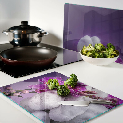 Snijplanken glas Orchideeën op een achtergrond van stenen.