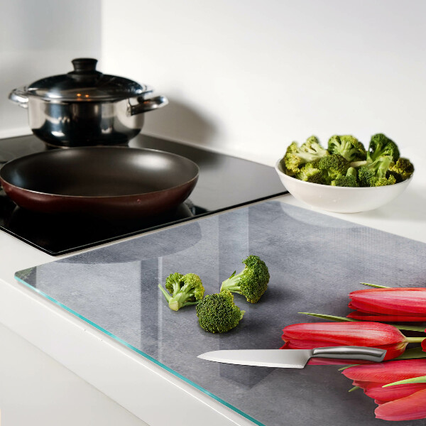 Snijplanken van glas Tulpen op een grijze achtergrond