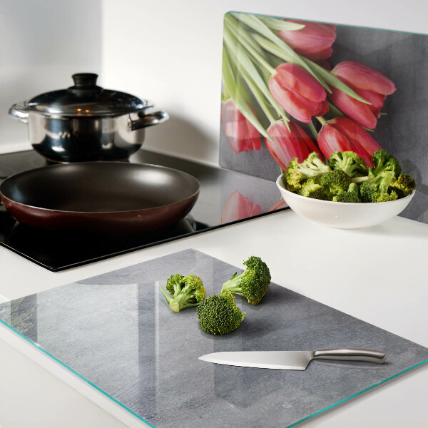 Snijplanken van glas Tulpen op een grijze achtergrond