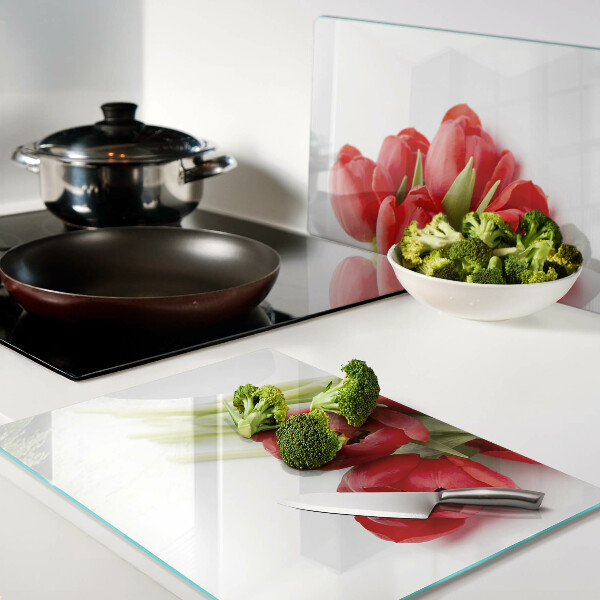 Snijplanken glas Rode tulpen op een witte achtergrond