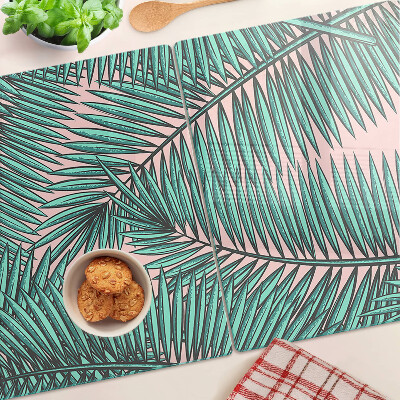 Snijplanken van glas Palmbladeren op een roze achtergrond