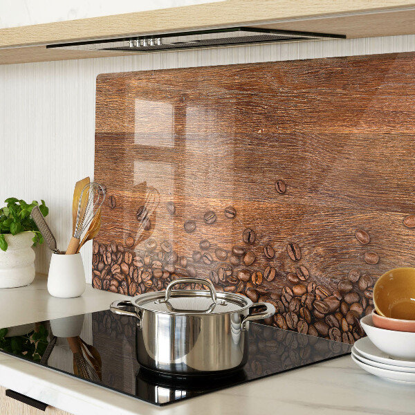 Snijplanken van glas Koffiebonen op een houten achtergrond