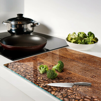 Snijplanken van glas Koffiebonen op een houten achtergrond