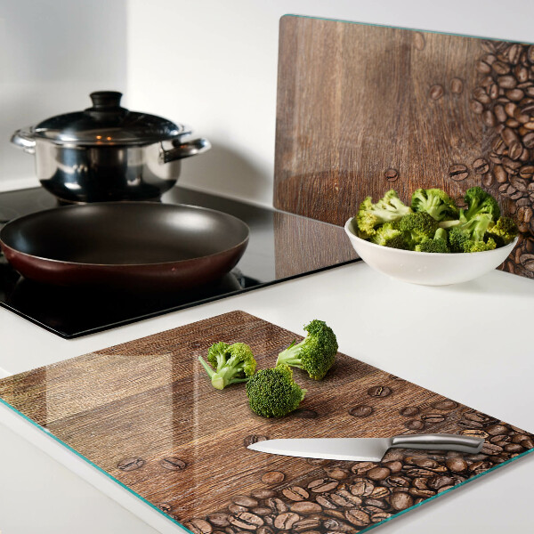 Snijplanken van glas Koffiebonen op een houten achtergrond