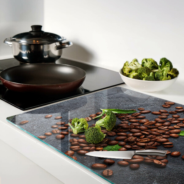 Snijplanken van glas Koffiebonen op een stenen achtergrond