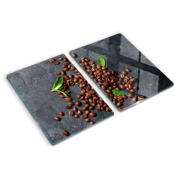 Snijplanken van glas Koffiebonen op een stenen achtergrond