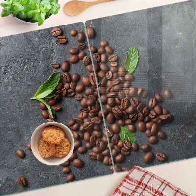 Snijplanken van glas Koffiebonen op een stenen achtergrond