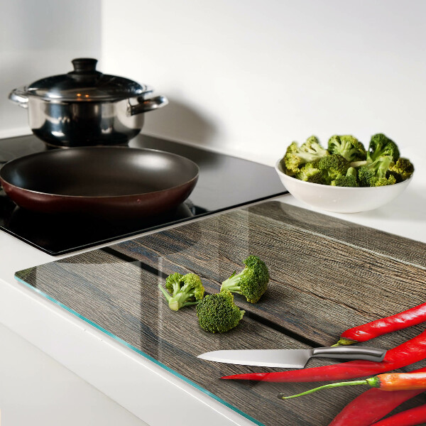 Glazen snijplanken Chilipepers op een houten achtergrond