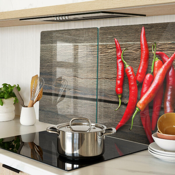 Glazen snijplanken Chilipepers op een houten achtergrond