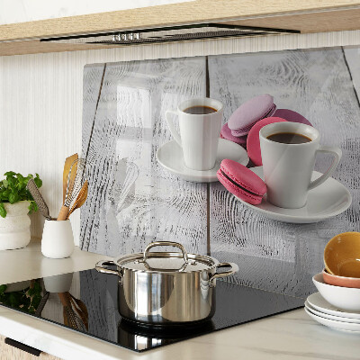 Snijplanken glas Koffie en macarons op een houten achtergrond.