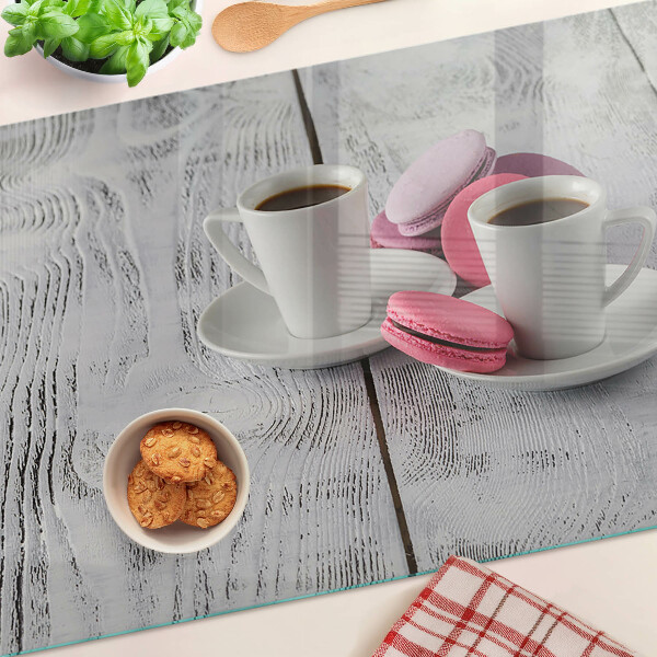 Snijplanken glas Koffie en macarons op een houten achtergrond.