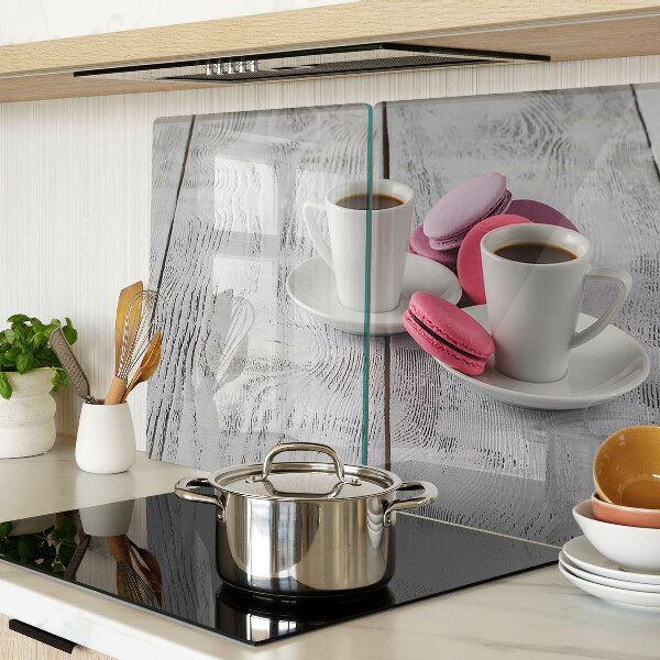 Snijplanken glas Koffie en macarons op een houten achtergrond.