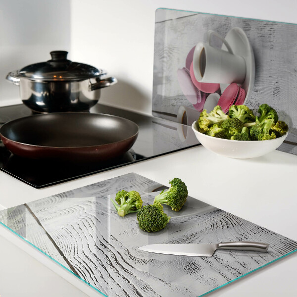 Snijplanken glas Koffie en macarons op een houten achtergrond.